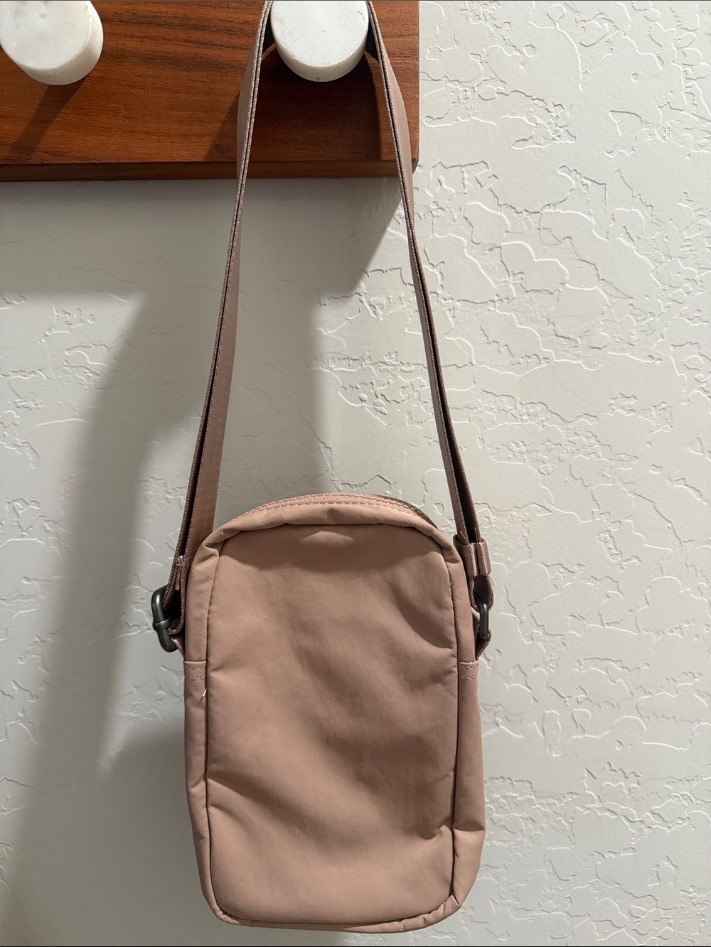 NWOT Vuori All-Around Crossbody Bag Blush Pink - Picture 6 of 8